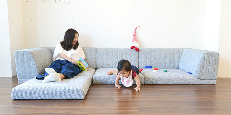 赤ちゃんと子供とローソファ