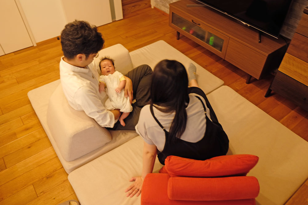 フレキシブルだからずっと使える、子育てとローソファ「フロフロ」のいい関係。