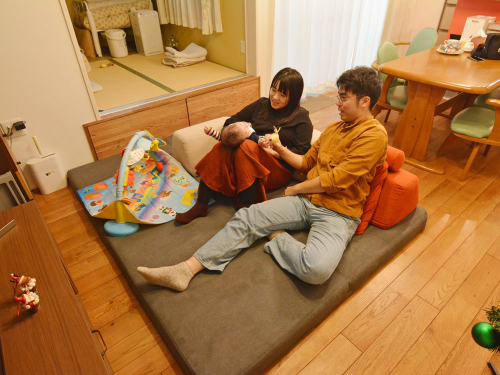 フレキシブルだからずっと使える、子育てとローソファ「フロフロ」のいい関係。