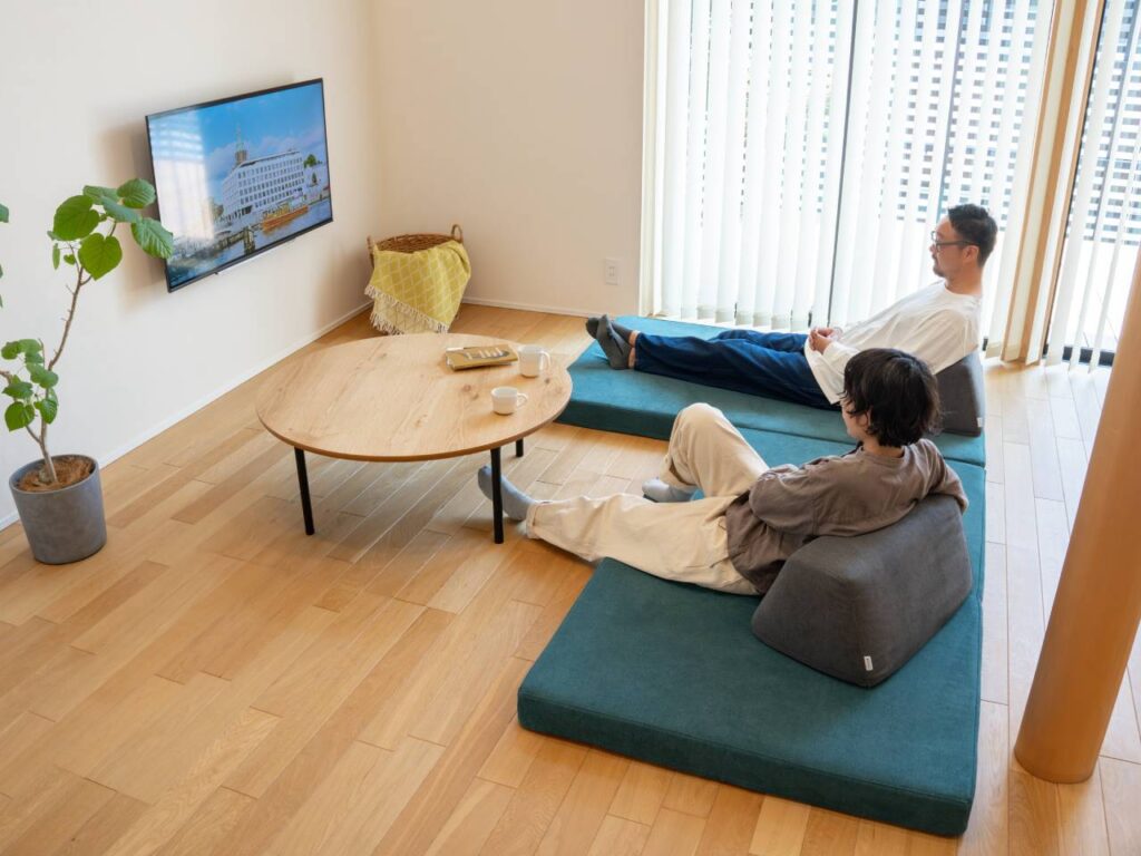 狭いリビングも居心地よく!おすすめのローソファ5選|フロフロ