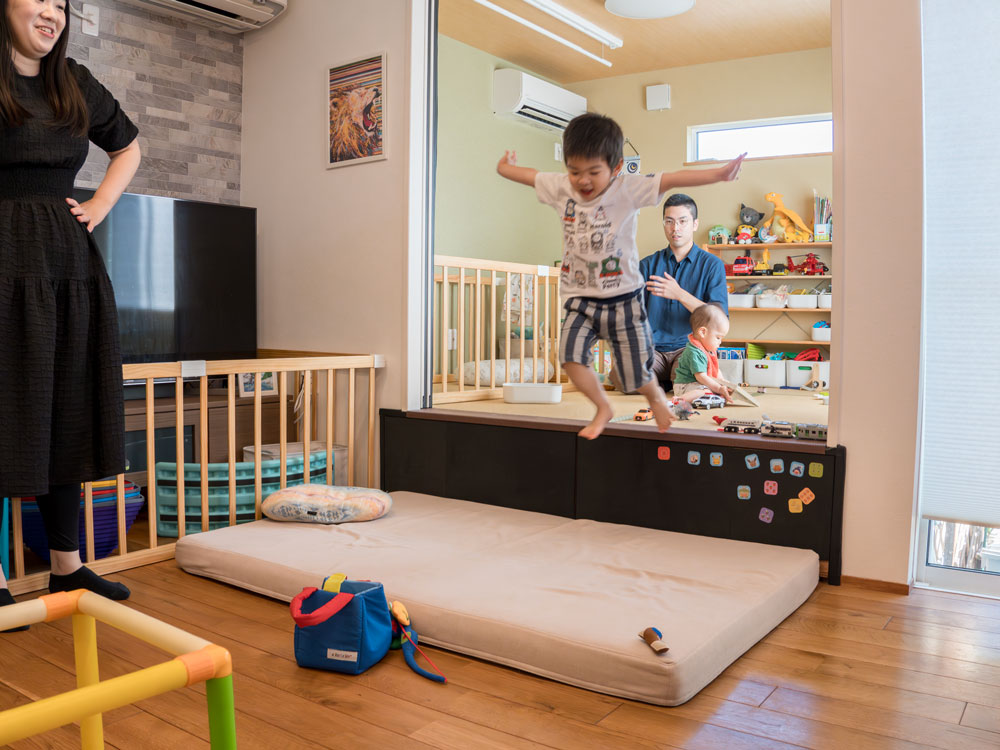 フレキシブルだからずっと使える、子育てとローソファ「フロフロ」のいい関係。