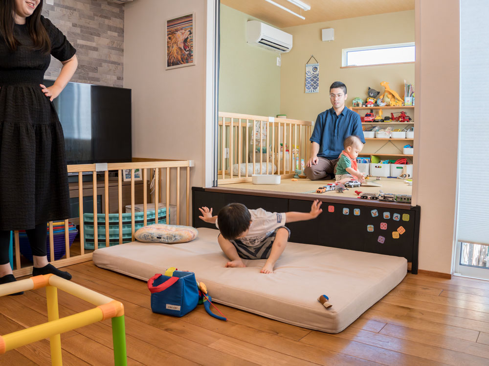 フレキシブルだからずっと使える、子育てとローソファ「フロフロ」のいい関係。