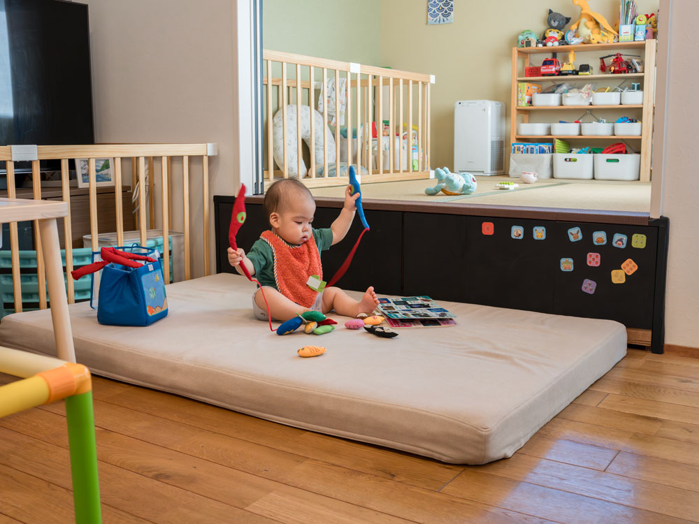 フレキシブルだからずっと使える、子育てとローソファ「フロフロ」のいい関係。