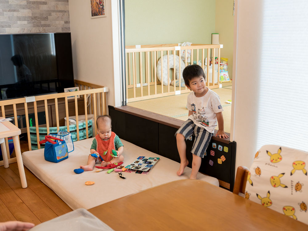 フレキシブルだからずっと使える、子育てとローソファ「フロフロ」のいい関係。