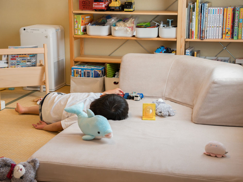 フレキシブルだからずっと使える、子育てとローソファ「フロフロ」のいい関係。