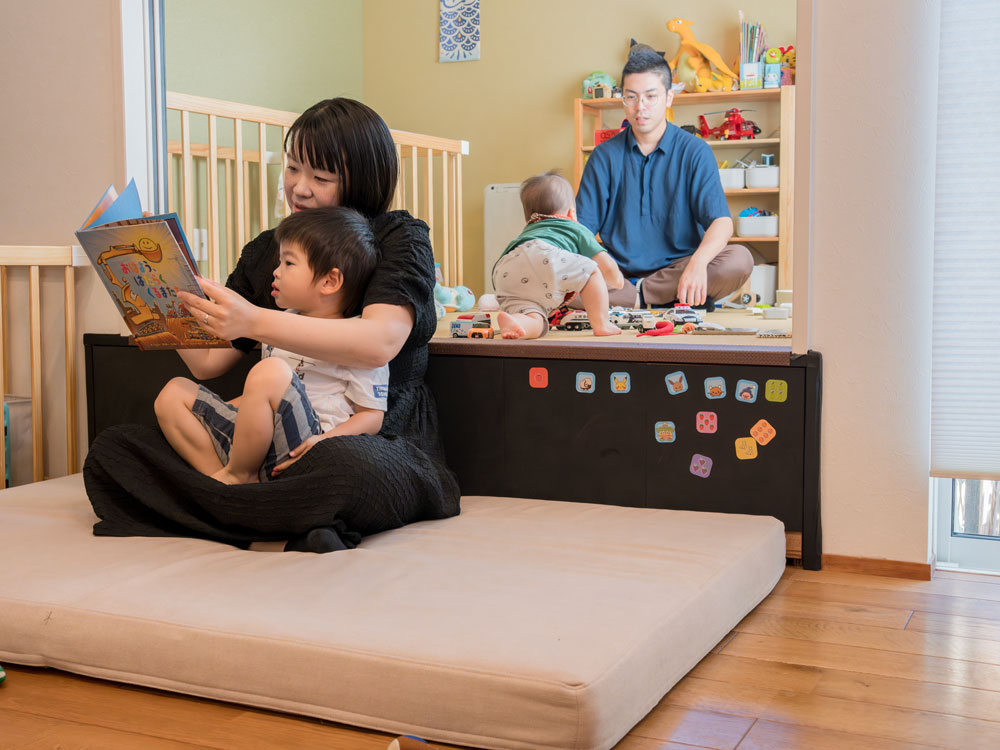 フレキシブルだからずっと使える、子育てとローソファ「フロフロ」のいい関係。