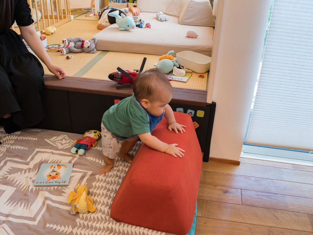 フレキシブルだからずっと使える、子育てとローソファ「フロフロ」のいい関係。