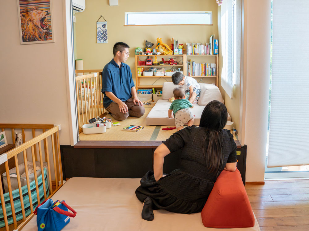 フレキシブルだからずっと使える、子育てとローソファ「フロフロ」のいい関係。