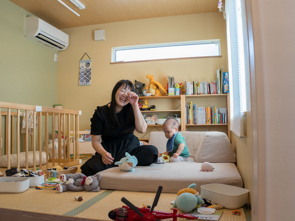 フレキシブルだからずっと使える、子育てとローソファ「フロフロ」のいい関係。