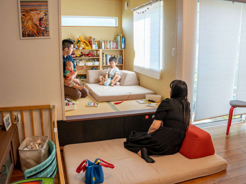 フレキシブルだからずっと使える、子育てとローソファ「フロフロ」のいい関係。