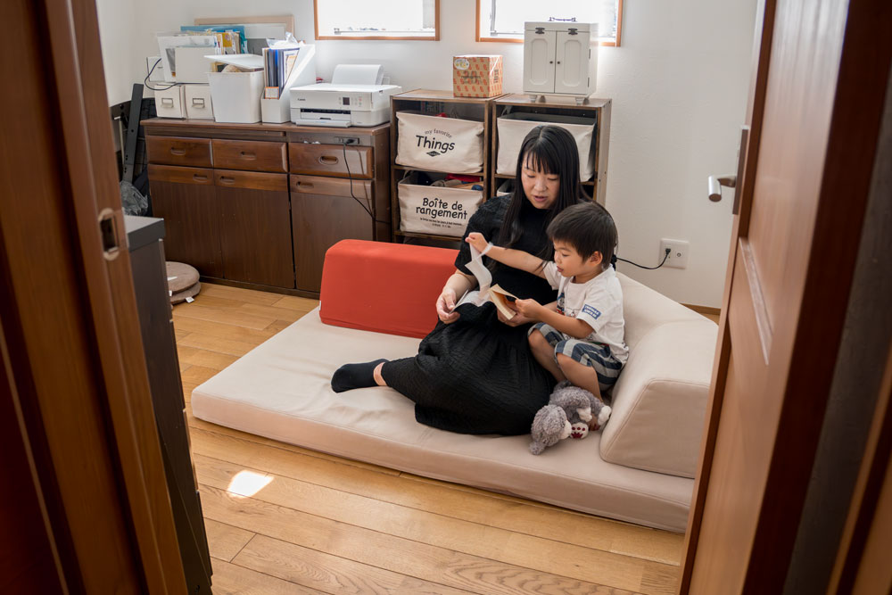 フレキシブルだからずっと使える、子育てとローソファ「フロフロ」のいい関係。
