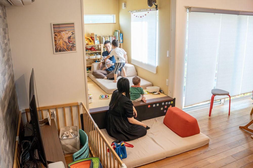 フレキシブルだからずっと使える、子育てとローソファ「フロフロ」のいい関係。