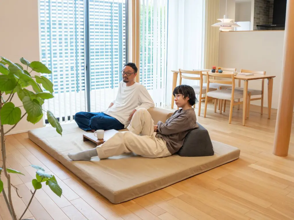 狭いリビングも居心地よく！おすすめのローソファ5選 - HAREM