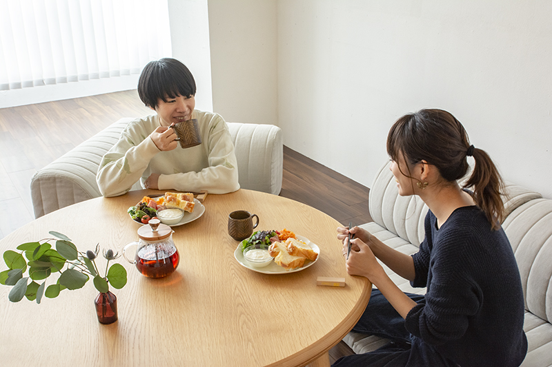 ソファの上で食事する スキップソファ