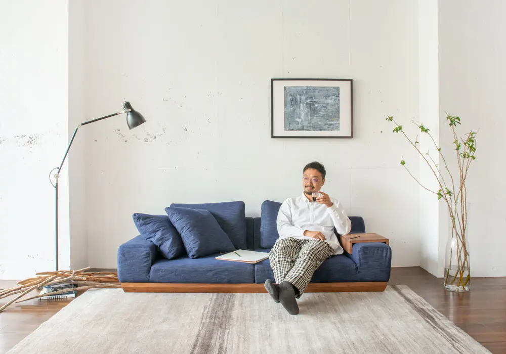 岸宗さんあぐら上から