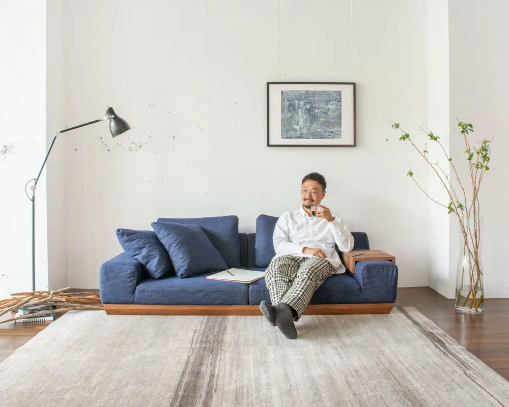 岸宗さんあぐら上から