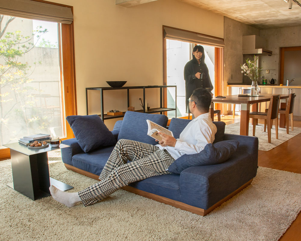 ウォールナット無垢材使用、大人に似合うローソファー 「ALBA SOFA