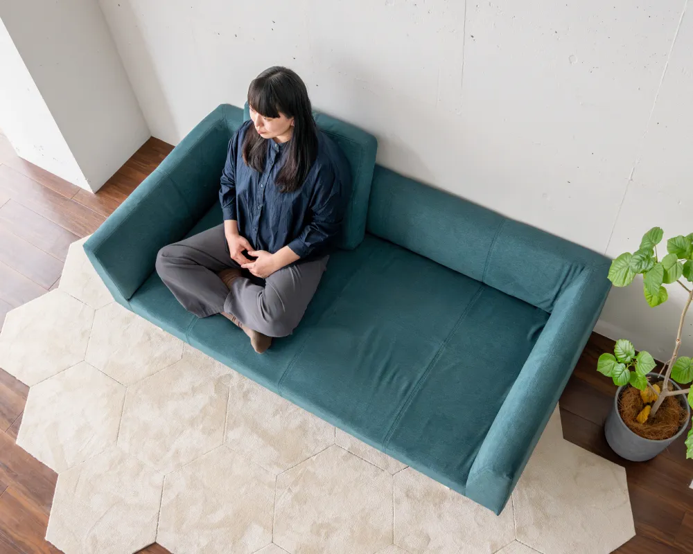 ブルックソファ 座面の高さ4cm、床とつながる暮らし