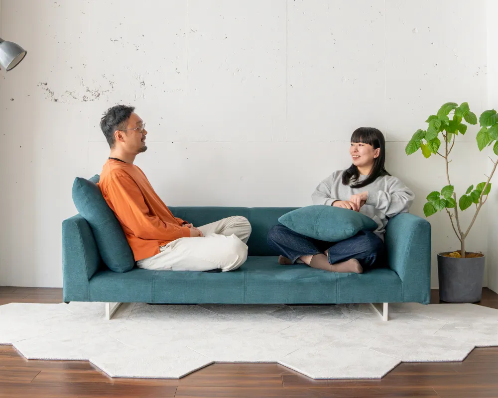 ブルックソファ 座面の高さ4cm、床とつながる暮らし