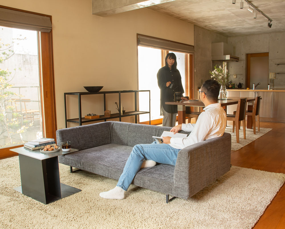 スッキリみせる脚付きローソファー 「BLOOK SOFA」｜国産