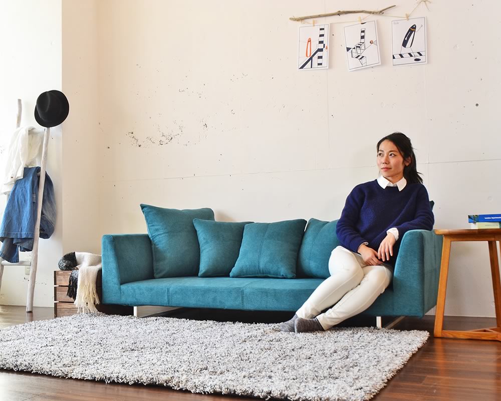 スッキリみせる脚付きローソファー 「BLOOK SOFA」｜国産