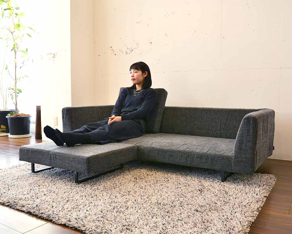 スッキリみせる脚付きローソファー 「BLOOK SOFA」｜国産ローソファ