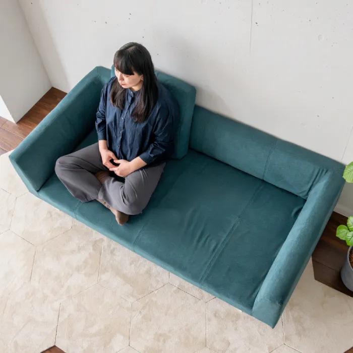 広め＆硬めの座面