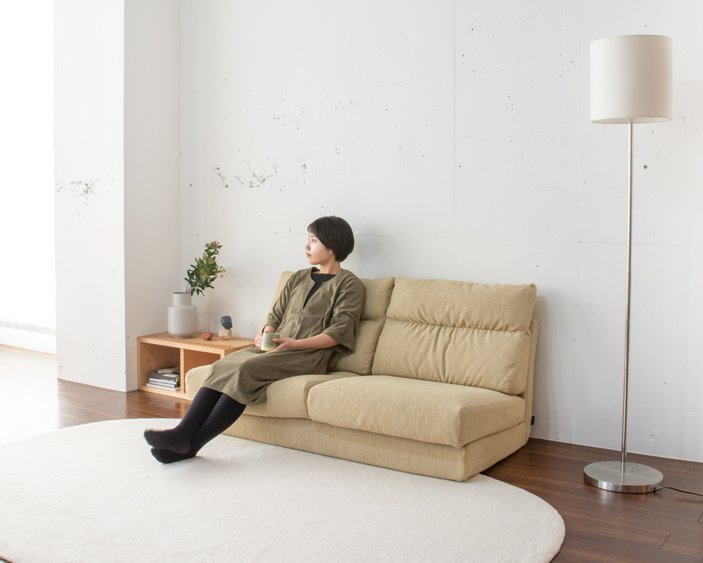 しっかりハイバックでコンパクト。座面を下ろせばフロアタイプのソファ 「PALFY SOFA」｜国産ローソファ専門店HAREM｜公式通販サイト