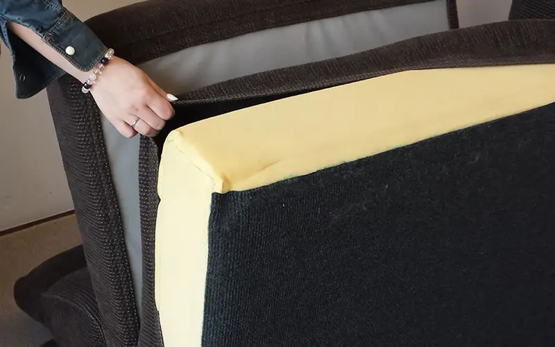 パルフィソファのカバーを外しているところ