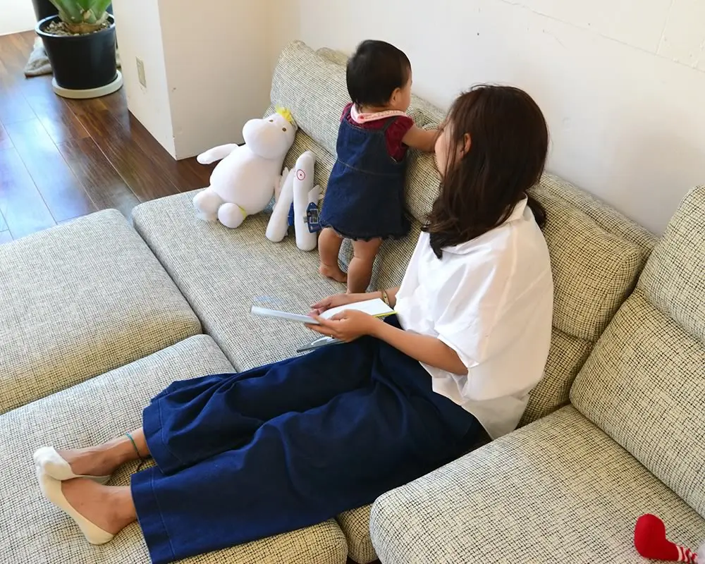 コンパクトなハイバックタイプローソファのパルフィソファ