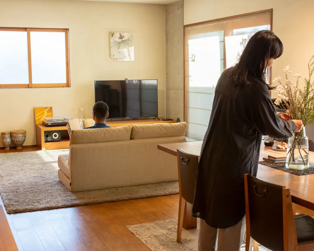 コンパクトなハイバックタイプローソファのパルフィソファ