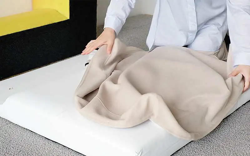 ピカソソファのカバーを外しているところ