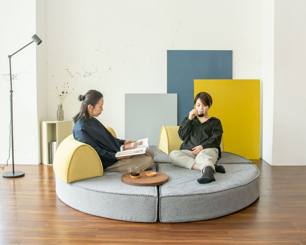 360°で使える、つながる。まるいローソファー「PUZZLE SOFA」の商品 360°で使える、つながる。まるいローソファー「PUZZLE SOFA」の商品