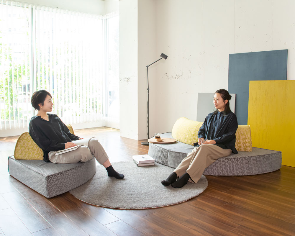 360°で使える、つながる。まるいローソファー「PUZZLE SOFA」の商品 360°で使える、つながる。まるいローソファー「PUZZLE SOFA」の商品