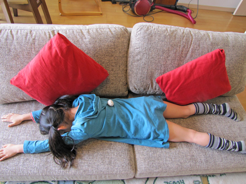 圧迫感なく広々使えるローソファで、大人も子供もリラックス