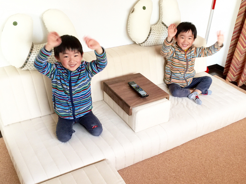 ６畳のリビングにも圧迫感なくなじむ、アイボリーのローソファ。