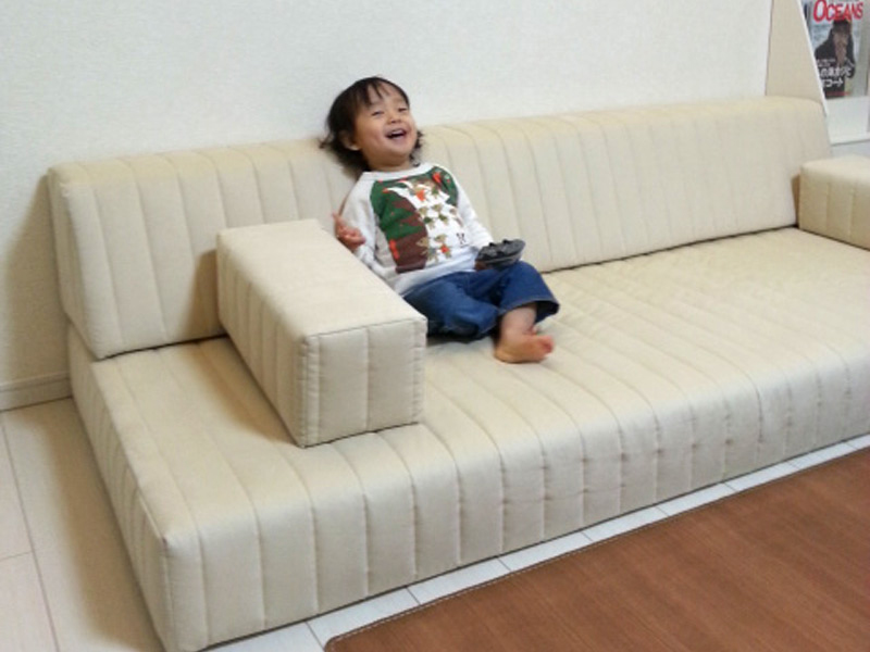 ごろ寝しやすいつみきソファは、子供とのお昼寝ベッドとしても。