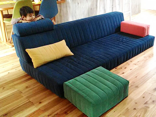カラフルなクッションで、積み木みたいなつみきソファ。