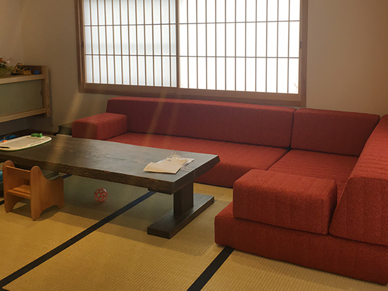 ローソファなので和室との相性ばっちり、赤い生地も良い感じです♪ 和と洋が美しく交差するお部屋です