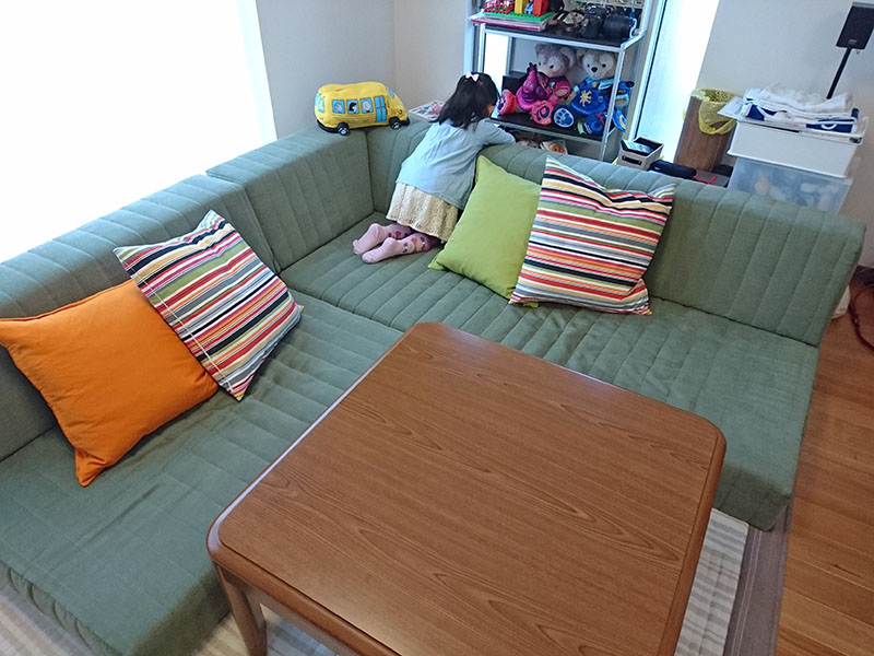 座面が広くごろごろにもぴったり！ 子供も大人も心地よく暮らせるローソファ