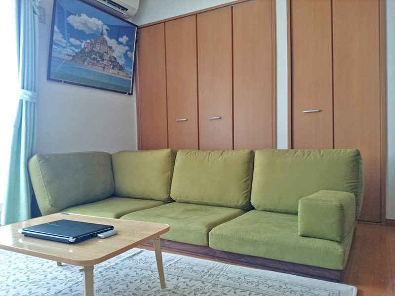 グリーンの上質なローソファーで、リビングが贅沢な癒しの空間に