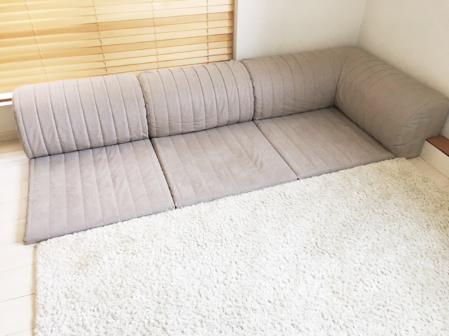 こたつにぴったりなスキップ1ミニソファで、冬もぬくぬく。