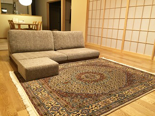シンプルなカラーのお部屋に、高級感あるユニゾンソファがよく馴染みます。