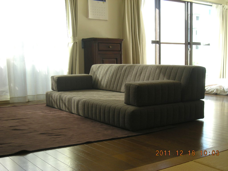 アンティークな雰囲気でまとめられたシックなお部屋。ローソファで広々とした床生活！