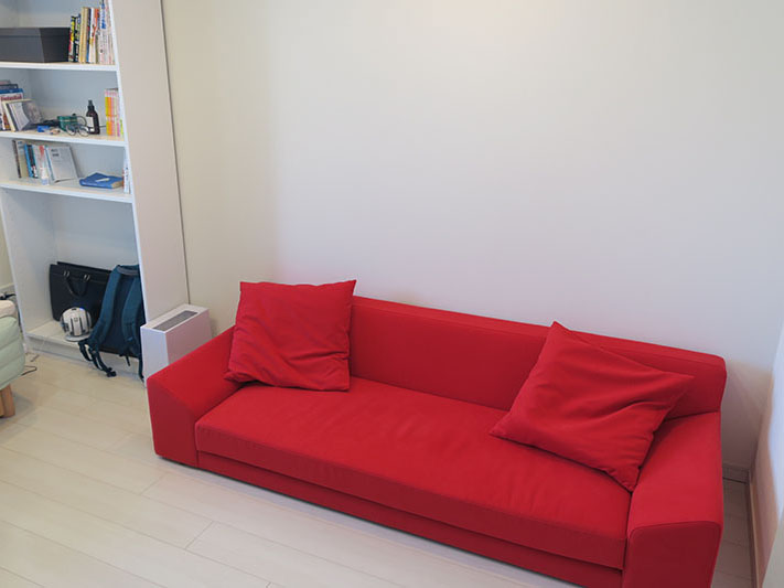 シャープ＆コンパクトデザインのロハスソファ。 鮮やかな赤でもスマートに決まります！