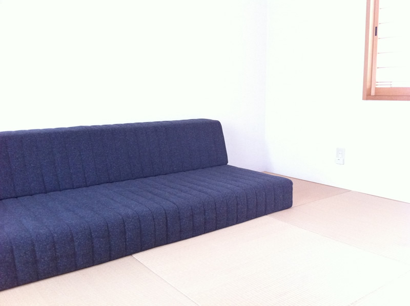 明るいシンプルな和室。チャコールグレーのつみきソファが空間を引き締めますね