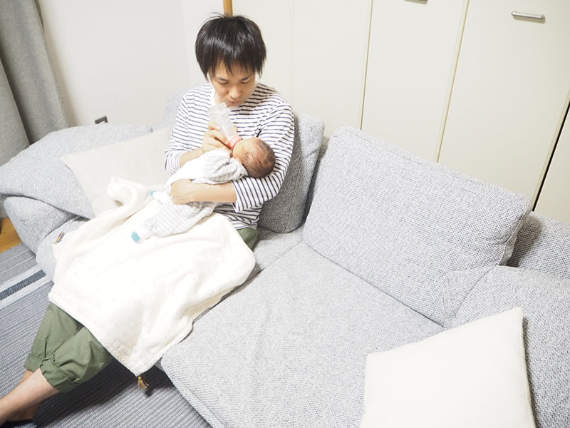 ゆったり、でも圧迫感なしのローソファ。赤ちゃんのいる暮らしにもぴったりです