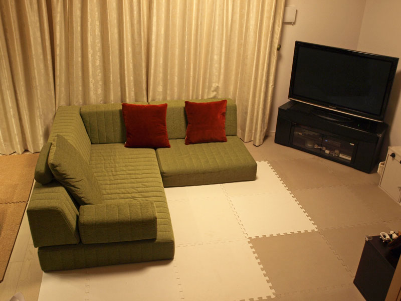 白を貴重とした明るいお部屋にグリーンのソファが良いアクセントですね