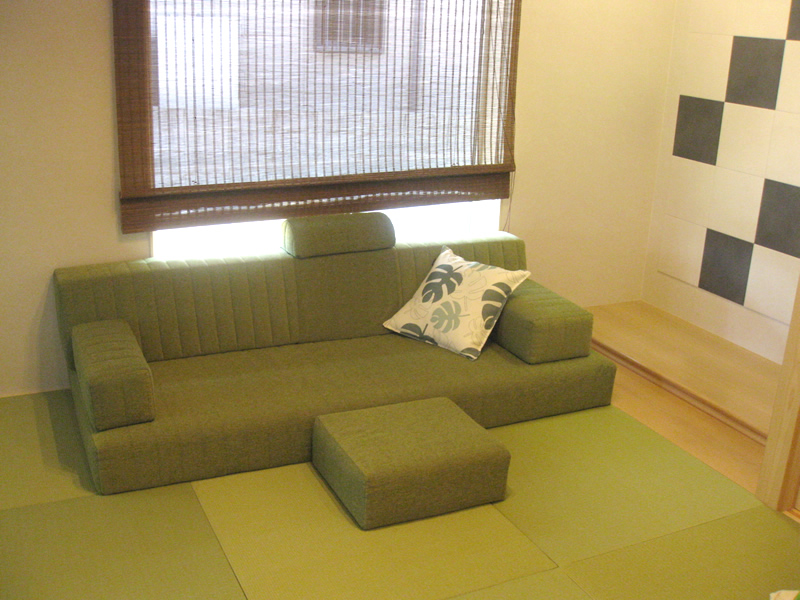 グリーンのつみきソファが畳に溶け込む様にマッチ！上品な和モダンな空間を演出