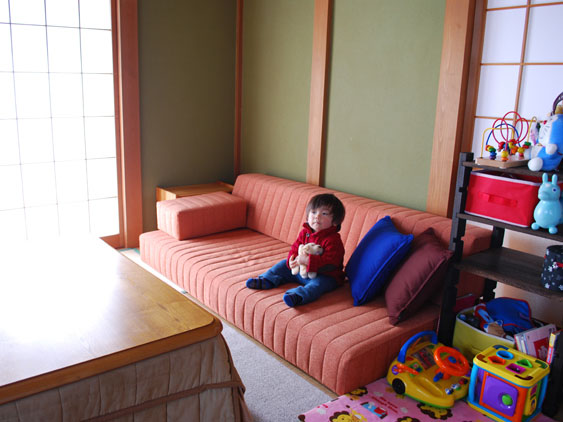 小さなお子様も居心地バツグン！レッドのローソファで華やかな和室に